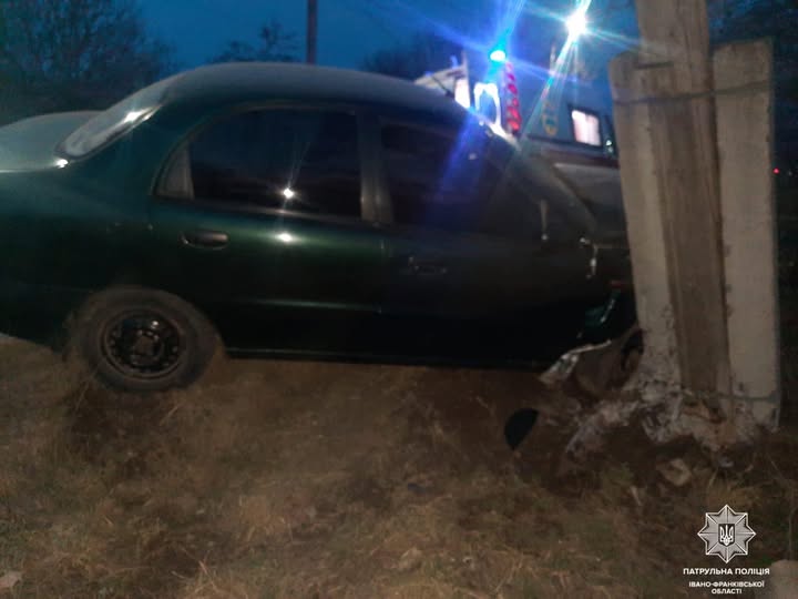 Під Франківськом п'яний водій на швидкості врізався в стовп